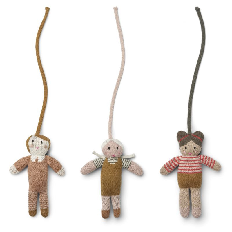 Jouets poupée tricotées à attacher à un portique